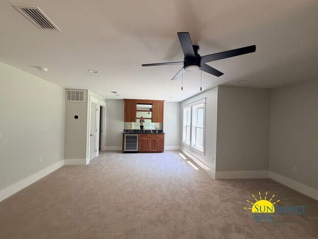 Building Photo - 5870 Saratoga Dr