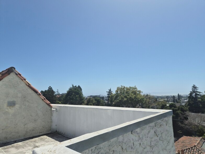 Building Photo - 2339 Hilgard Ave
