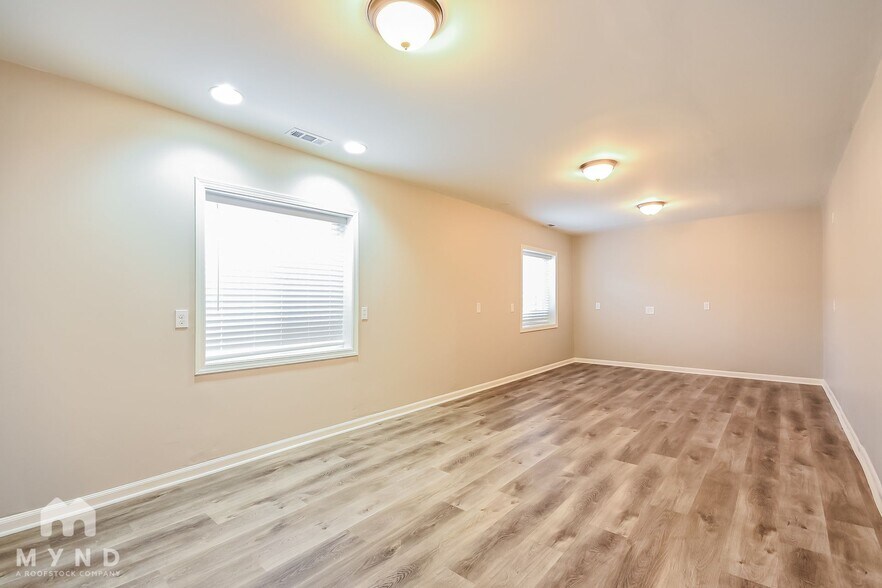 Building Photo - 935 Chris Cir