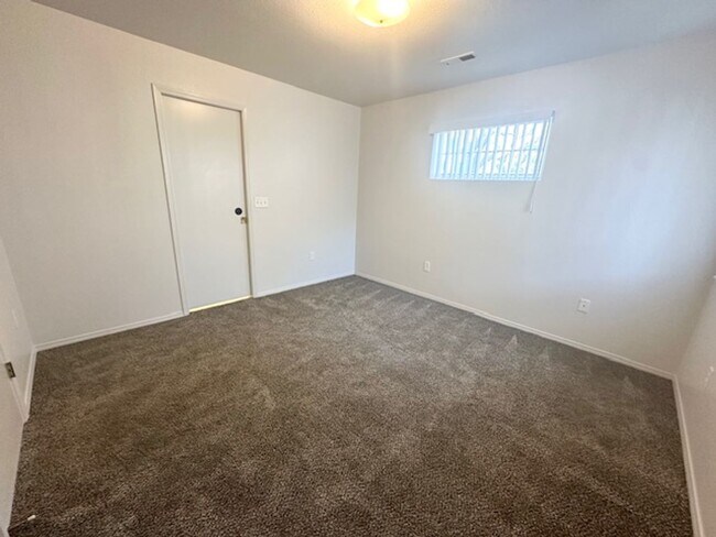 Building Photo - Fully renovated apartment in 2024 coming soon!