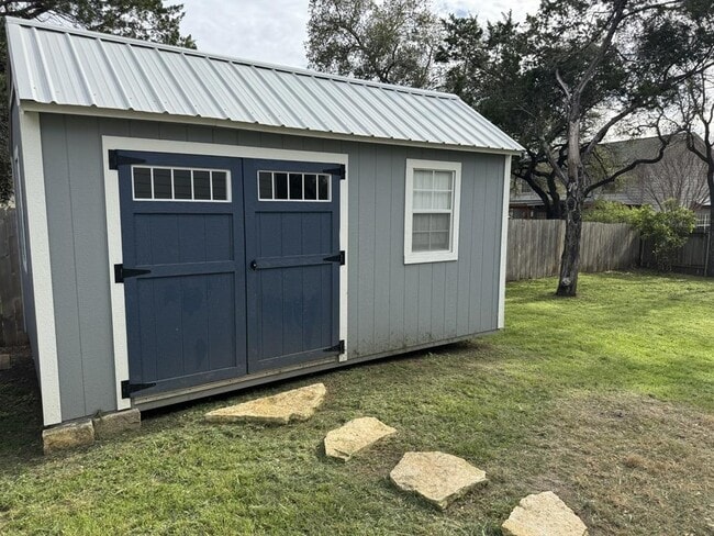 Building Photo - 104 Cowal Dr S