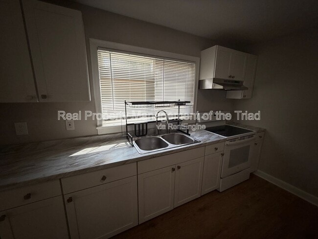 Building Photo - 828 Circle Dr