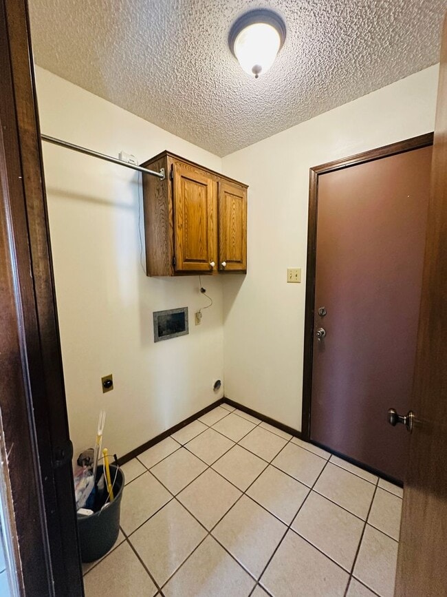 Building Photo - 3406 Erin Oaks St