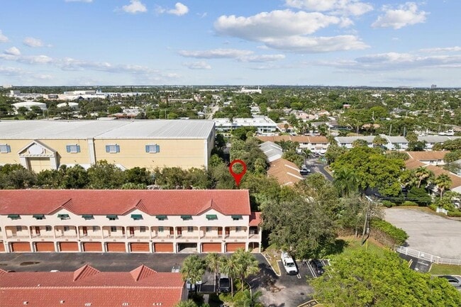 Building Photo - 2469 NE 14th St