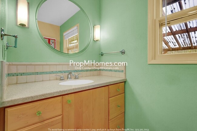 Building Photo - Quintessential Two Bedroom home in SW - Beautiful Backyard!