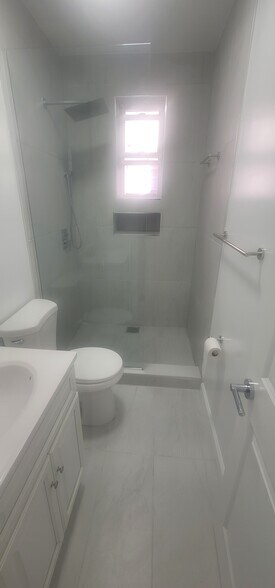 Building Photo - 406 E 52nd St