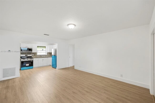 Building Photo - 2033 Dewey St