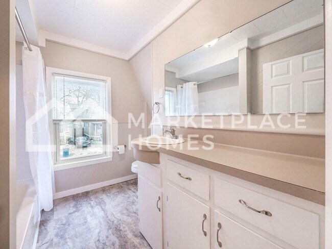 Building Photo - 1105 May St