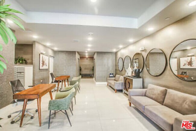 Building Photo - 837 S Harvard Blvd