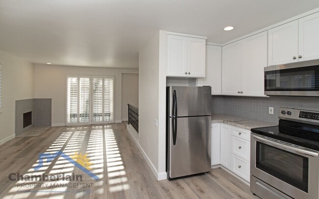 Building Photo - 2 bedroom 1/5 bath in the Village and walk...