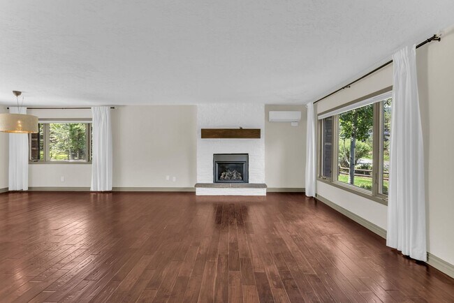 Building Photo - Holiday Ranchettes in Park Meadows