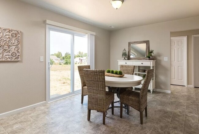 Building Photo - Large 4 bedroom 2000 sq ft home at a great value!