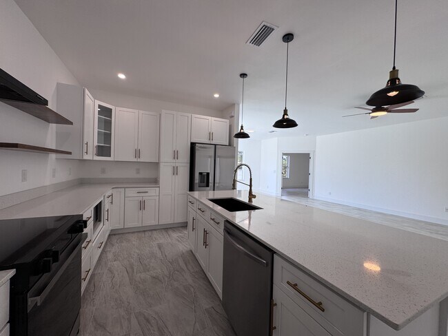 Building Photo - 1605 Nora Ln