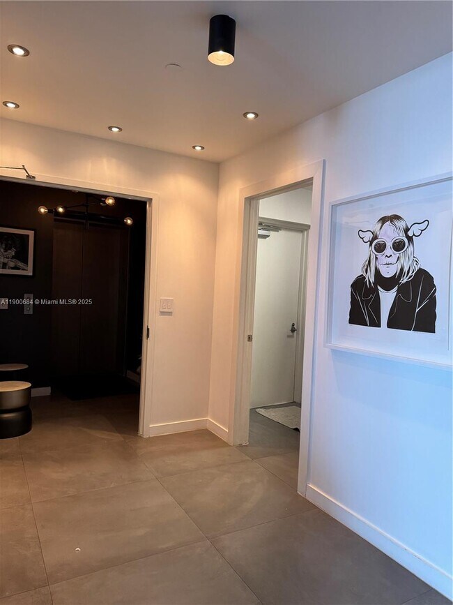 Building Photo - 2020 N Bayshore Dr