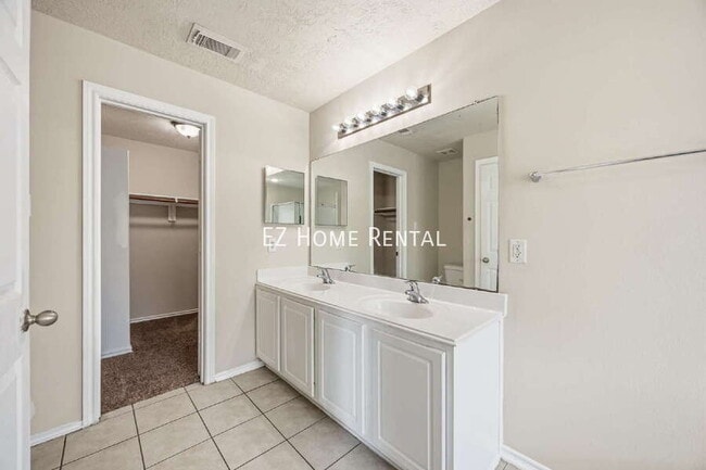 Building Photo - 14322 Mooreview Ln