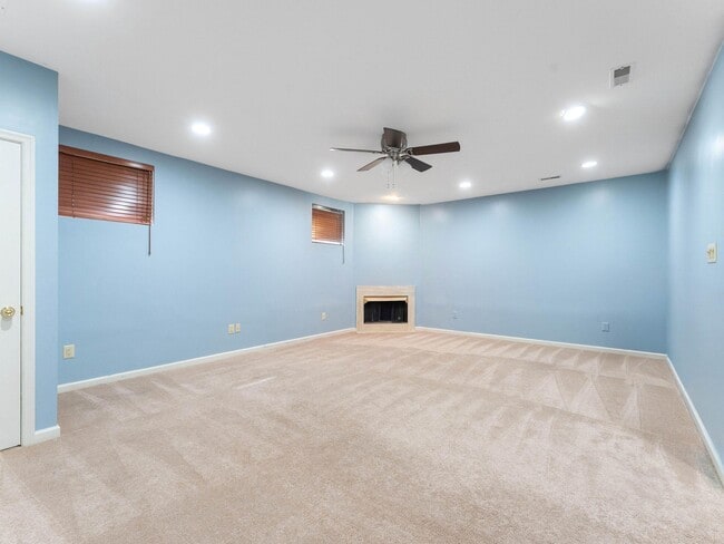 Building Photo - 5 Larkspur Ct