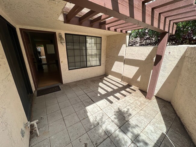 Building Photo - Spacious 2 bed 2.5 bath townhouse close to...