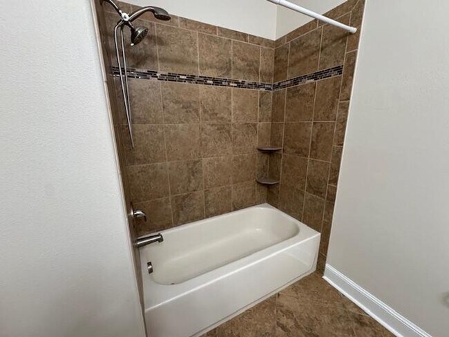 Building Photo - Newly renovated 4 Bedroom 3 1/2 Bathroom T...
