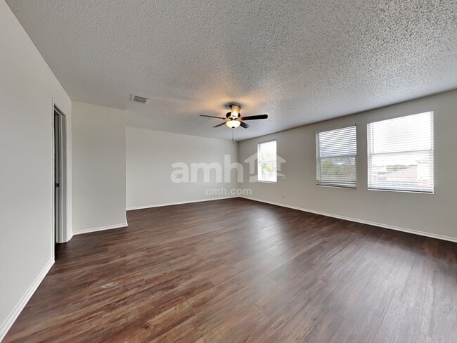 Building Photo - 205 Phlox Ln