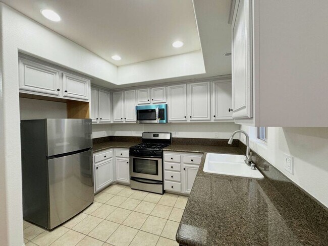 Building Photo - Stunning 2 Bed / 2.5 Bath Condo with 2-Car Garage in North Park