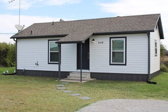 Building Photo - "Beautifully Updated Open-Concept Studio w...