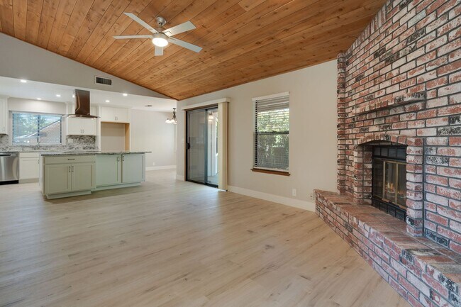 Building Photo - Bright and Stylish 4BD/2BA Home with 3 Car...