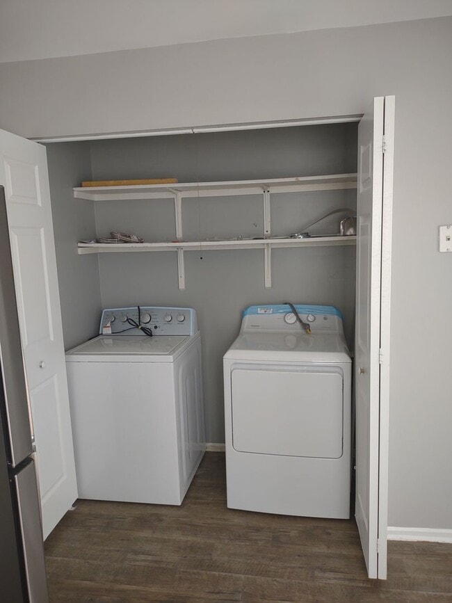 Building Photo - ****MOVE IN SPECIAL****Fabulous Upgraded Three Bedroom/Two Bath Townhome - Walking Distance to Le...