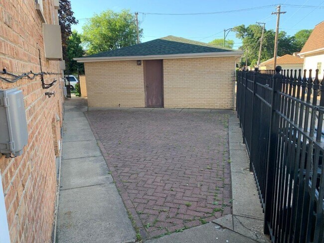 Building Photo - 6217 W Huntington St