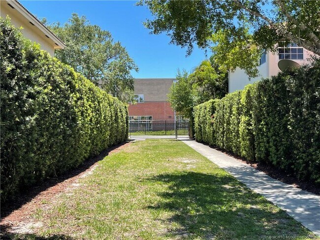 Building Photo - 2662 SW Newberry Ct