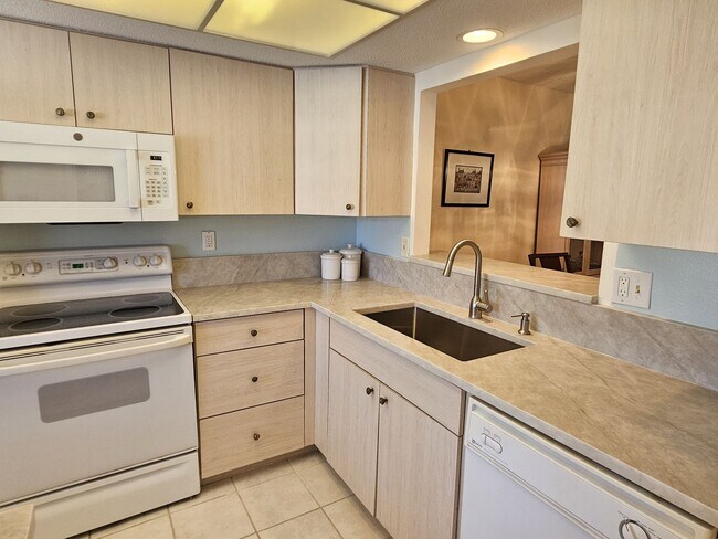 Building Photo - 756 Avenida Estancias