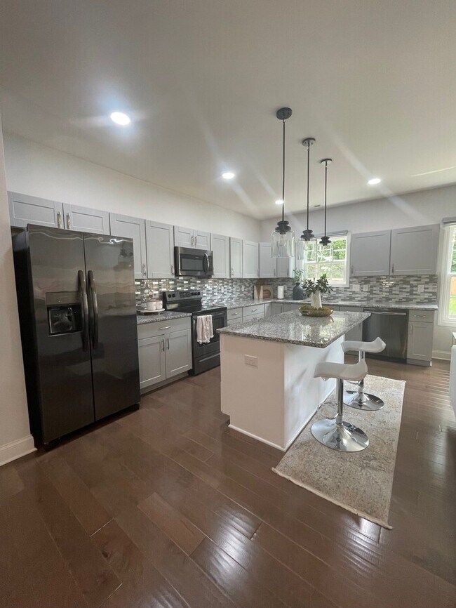 Building Photo - Beautifully Furnished 4-Bedroom Home with ...