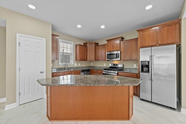 Building Photo - Embrace Elegant Living in Gainesville!