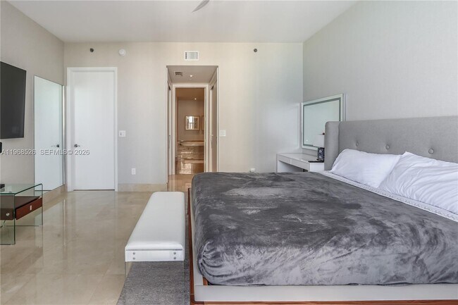 Building Photo - 16001 Collins Ave