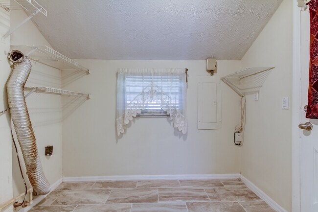 Building Photo - 10406 Reclinata Ln