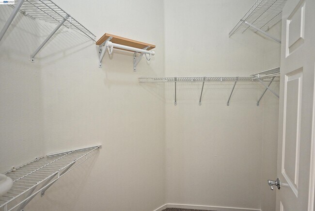 Building Photo - 280 Caldecott Ln
