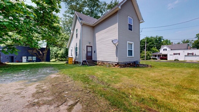 Primary Photo - Large 4 bedroom, 1 1/2 baths