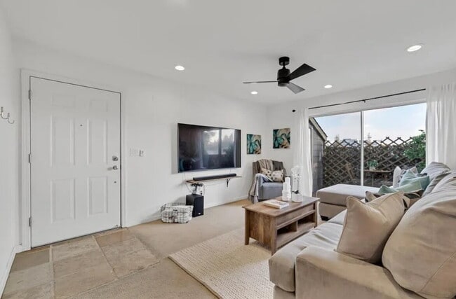 Building Photo - Charming 1 bedroom condo centrally located...