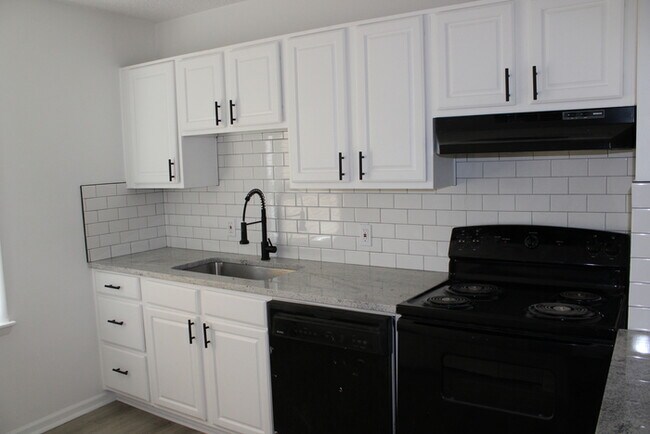 Building Photo - 4bed 2 full bath in Independence off Truma...