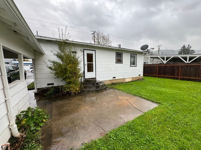 Building Photo - West Roseburg 2 Bedroom house
