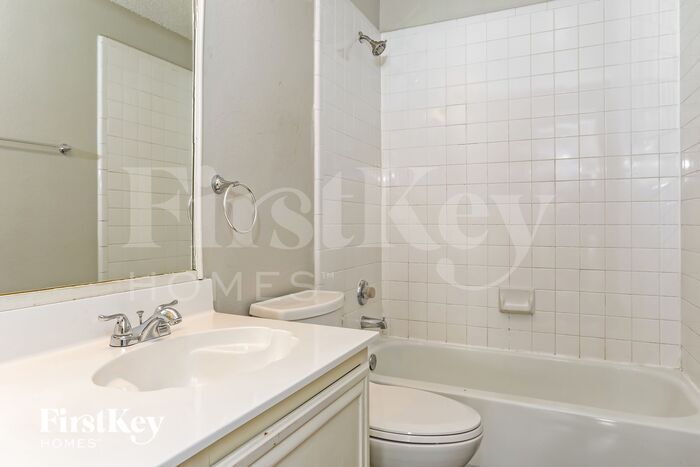 Building Photo - 5704 Creekhollow Dr