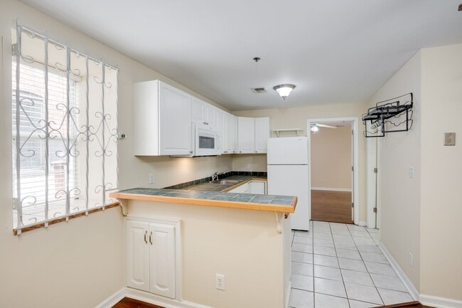 Building Photo - 1 Bedroom Apartment Downtown