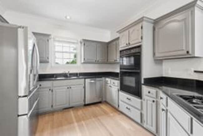 Building Photo - Beautiful Brentwood Home with Inground Pool on Quiet Cul-de-Sac