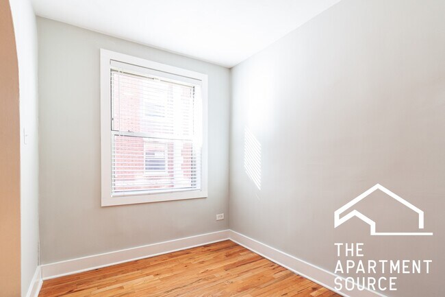 Building Photo - 542 W Surf St