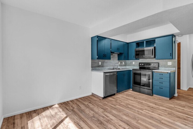 Building Photo - Gated 3 Bed Condo with Pool & Tennis Court