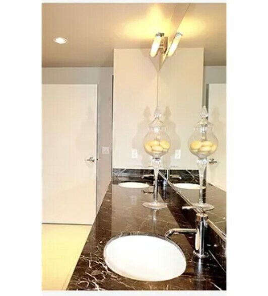 Building Photo - 1900 S River Dr