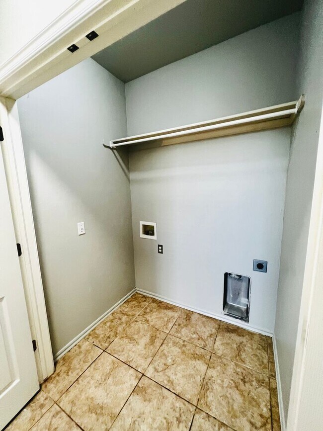 Building Photo - Charming 3BD 2BA Duplex in Yukon, The Gardens @ Chisholm Creek!!