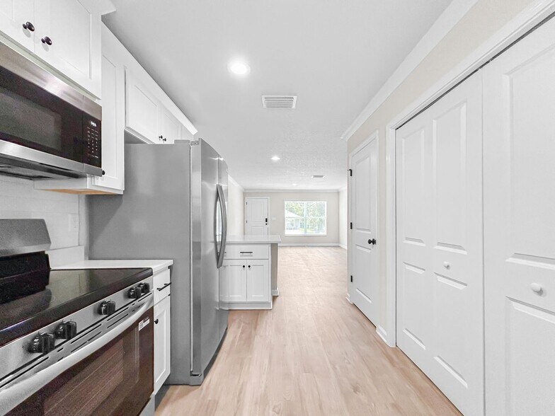 Building Photo - 9368 N Peachtree Way