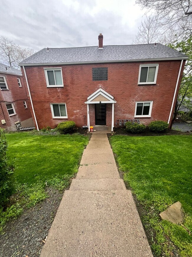 Building Photo - Updated 1 Bedroom with Deck and Garage space!