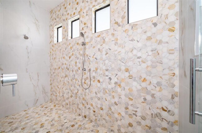 Building Photo - 15210 Pendio Dr