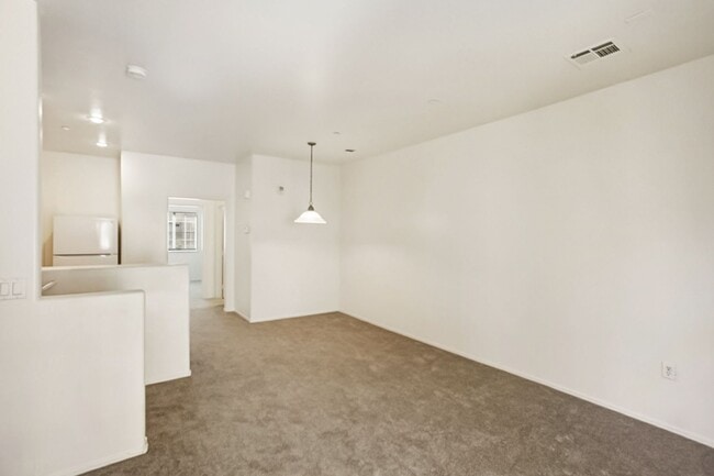Building Photo - 4 Bed and 4 Bath Townhome In Gated North Las Vegas Community